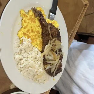 Liver over rice and eggs