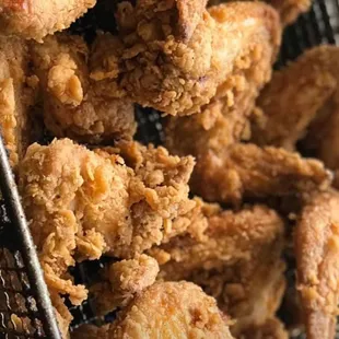 food, fried chicken, chicken wings, chicken wings and fried chicken, chicken, poultry, bbq wings, fried chicken wings, bbq chicken