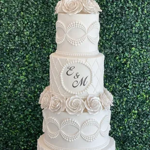 Elegant wedding cake !