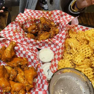 fried chicken wings, poultry, chicken wings, fried chicken, chicken wings and fried chicken, bbq wings, chicken, bbq chicken, food