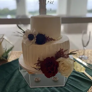 2 tiered wedding cake