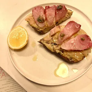 Young yellowtail toast is made of thick slices of raw yellowtail with delicious spread underneath.