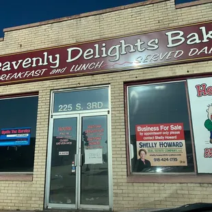 the front of a bakery