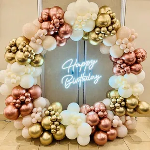 Gold ring with full balloon garland