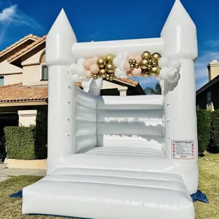 Beautiful all white 11x16 jumper available for rent! Add a balloon garland to add an extra pop or coordinate with your party theme/decor :)