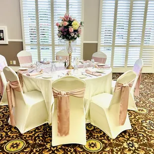 Elegant centerpiece with round table and linens