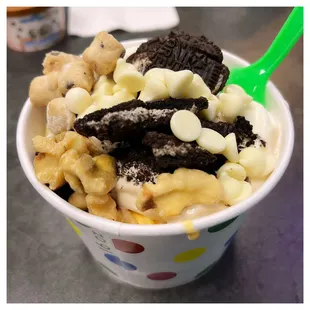 a cup of ice cream and cookies