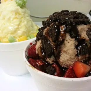 Cookie &amp; Cream snow with oreo, caramel, and fresh strawerry