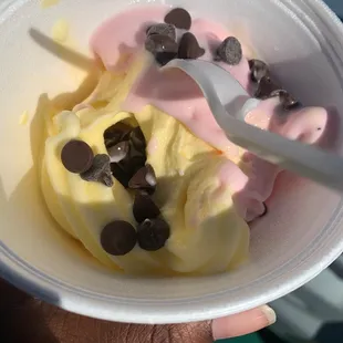 Pineapple &amp; strawberry w/chocolate chips
