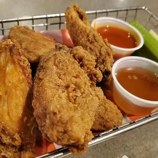 The Nashville wings were crispy and well seasoned.