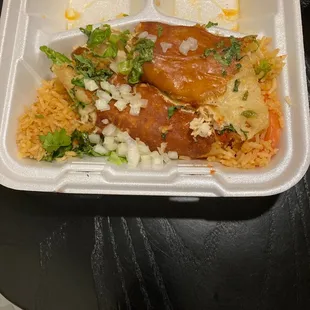 Supuestamente flautas..... pero la tortilla está mojada y se les  olvidó poner los frijoles.  Hecho en Mexico...,no lo creo.