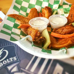 food, chicken wings and fried chicken