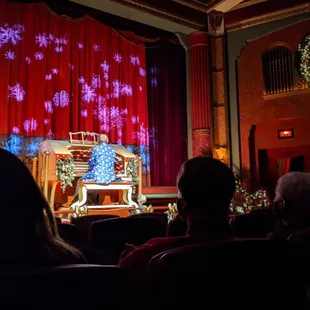 Live organ music before the show, it was fantastic!