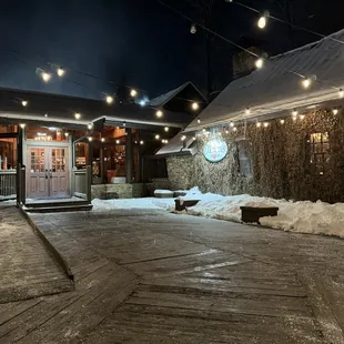 the outside of a restaurant at night