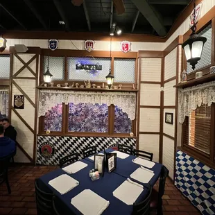 Quaint decor. Nasty food.