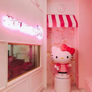 The well known Hello Kitty sculpture | IG: happyfoodieoc