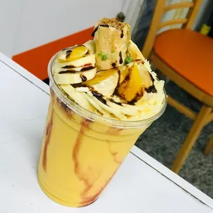 Arraysi . Mango topped with cake , banana,apple