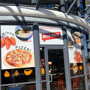 the front of a pizza restaurant