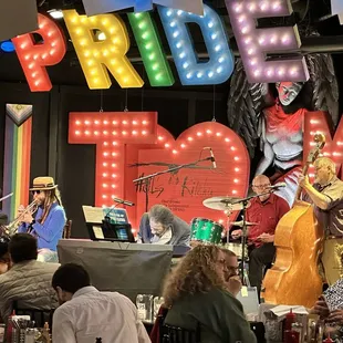 Live music of Cornbread Harris during Saturday brunch.