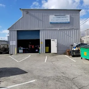Entrance is on Puuhale Pl
