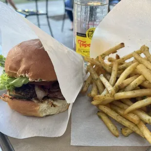 Pesto burger with the garlic rosemary fires