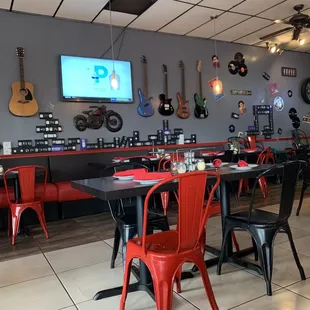 There are three TVs in here and the wings are gooooood