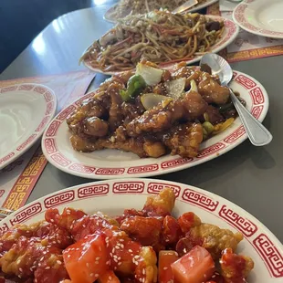 Sweet n sour chicken, garlic chicken, house chowmein and shrimp fried rice.