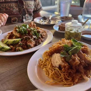 Garlic noodles with Crispy chicken