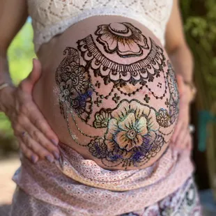 Maternity henna (with topical glitter) close up.