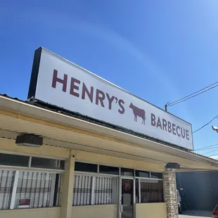 (It&apos;s actually a truck behind this store facade)