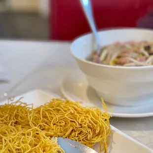 Fried noodle with shred chicken and bean sprouts