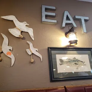 a picture of the eat sign on the wall