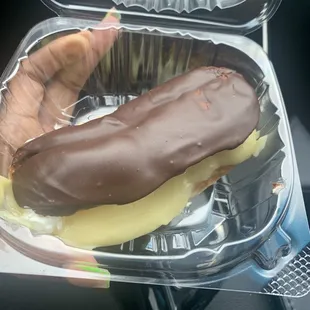 Chocolate eclair