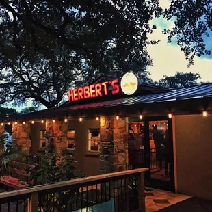 the outside of the restaurant