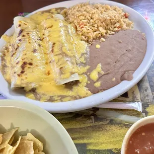 $8.99 (July 2024) Beef enchiladas lunch special. It comes with a drink! Enchilada gravy....drool!