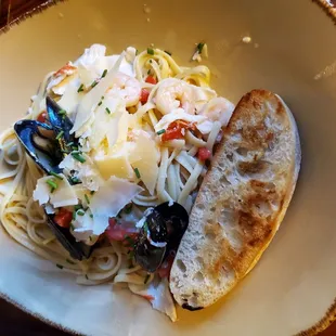 Seafood linguine