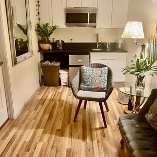 After massage seating live room free tea and water ‍‍‍, please call or text 808-218-4236 , Mahalo !