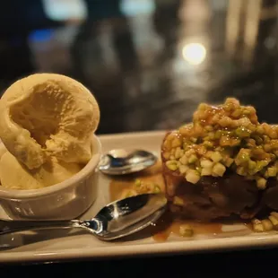 The delicious bread pudding with ice cream