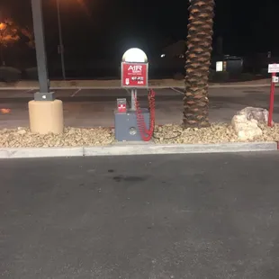 I saw a review that they don&apos;t have air/water... well here you go. Yes they do just look around!!