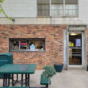 the outside of a restaurant