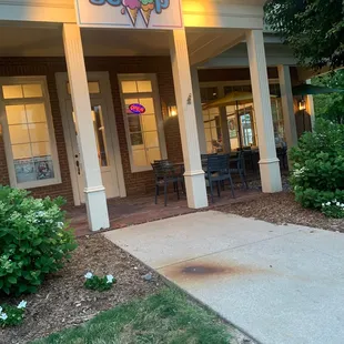 the entrance to the ice cream shop