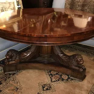Mahogany Early 1800s round foyer table with lion head pedestal base