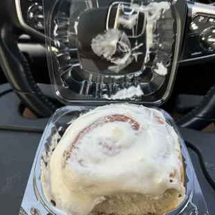 Cinnamon roll $2.95 (instagram: @issa.cheatday)