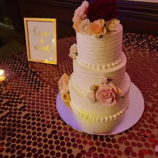 Yellow cake with raspberry filling, with whipped frosting. Perfect and yummy!
