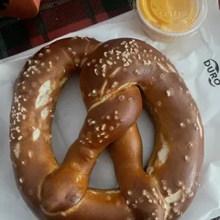 Large pretzel with cheese