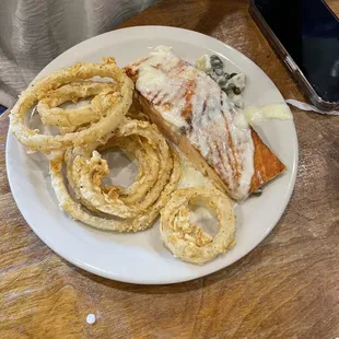 Salmon with onion rings