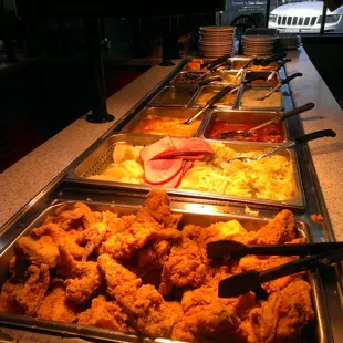 The last reviewer was right!  They do have the best fried chicken!!  Chef Gary Curry