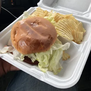 Bologna burger with chips