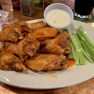 8 piece Buffalo wings. Cooked perfectly. Not spicy.