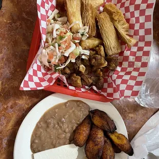 Yuca, chicharron, plátanos fritos